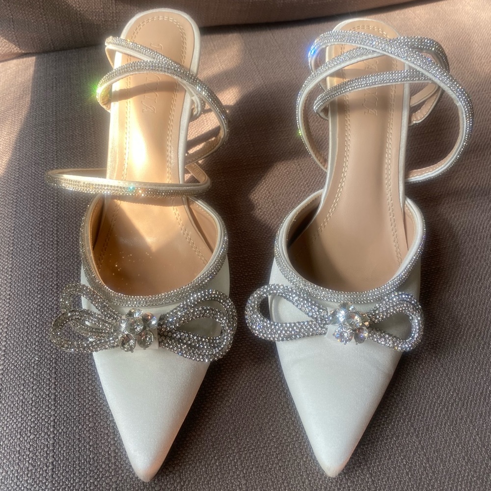 Satin high heel, double bow rhinestone heel. Great for engagement, wedding, etc - Picture 4 of 8